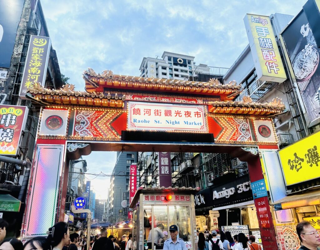 饒河街夜市人潮擠擠，傳統小吃與遊戲攤販交織出台北在地生活的熱鬧氛圍。(圖/風傳媒攝影)