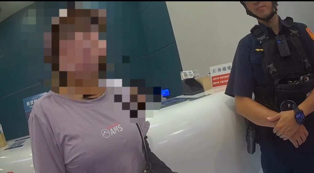 警方到達現場詢問被害人提領現金原因 。(圖/記者薛秀蓮 翻攝)