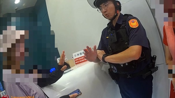 警方向被害人分析各種類型詐騙手法 。(圖/記者薛秀蓮 翻攝)