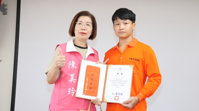 ▲ 陳美玲市長表揚拾金不昧清潔隊員周忠逸。