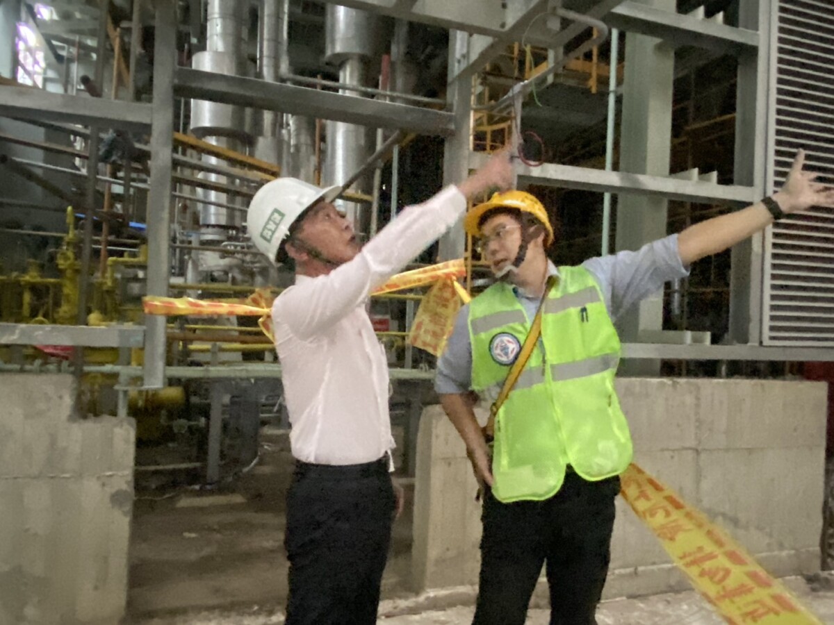 ▲許智傑委員前往台電興達電廠天然氣外洩引發爆炸與火警現場關切。許智傑:未保證安全前絕不復工。
