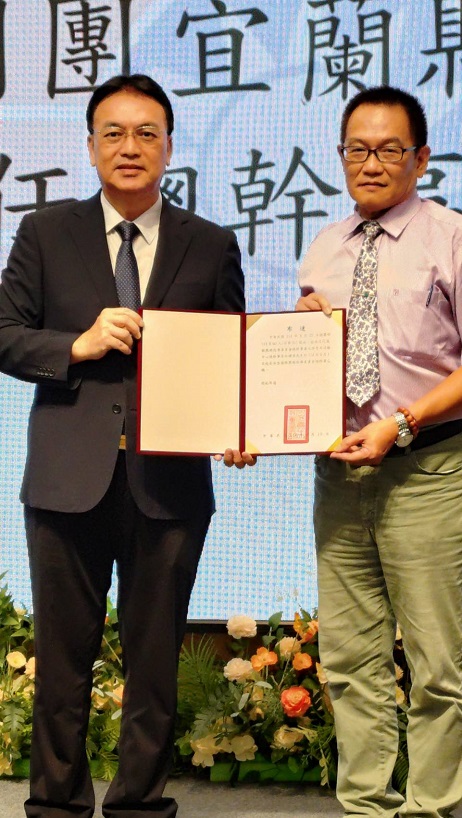 ▲救國團總團部副主任翁宏文(左)親臨布達新任總幹事林耀埜。
