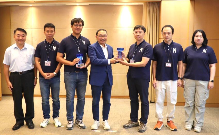 榮獲兩項國家卓越建設獎 新北公共工程品質再獲肯定! 1 《圖說》新工處以「土城區『頂福安居』社會住宅基地南側12公尺計畫道路開闢工程」及「三重興穀國小操場興建地下停車場統包工程」,榮獲2025年國家卓越建設獎「最佳規劃設計類優質獎」,工務局長馮兆麟(左)在市政會議中向市長侯友宜(中)獻獎。〈工務局提供〉
