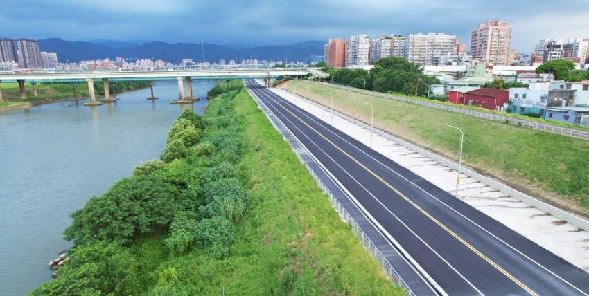 勇奪8大獎 新北水利國家卓越建設獎一舉稱霸 3 《圖說》「大漢溪堤外水岸廊道串聯暨周邊環境改善工程」榮獲「最佳施工品質類」優質獎,完善新北地區交通路網,並新增人行及自行車道,達到節能減碳之交通願景。〈水利局提供〉