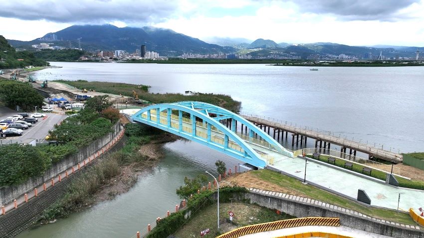 勇奪8大獎 新北水利國家卓越建設獎一舉稱霸 5 《圖說》「五股區觀音坑溪橋重建統包工程」榮獲「最佳施工品質類」金質獎,串接淡水河左岸自行車道,採用輕巧、透空、無落墩方式呈現,降低對周遭生態環境產生的影響。〈水利局提供〉