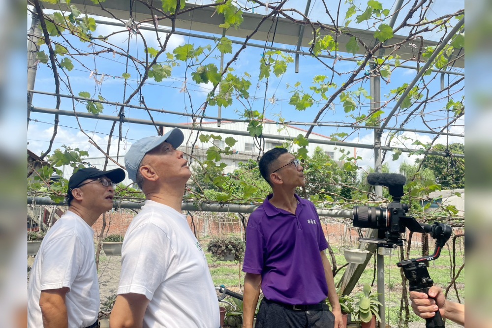 頂新和德基金捐助人代表魏應充化身業師 傳授經營秘訣 1 ▲頂新和德基金捐助人代表魏應充(中)親自走訪彰化兩大青創團隊,以「業師」身分親授經營秘訣。(圖/業者提供)