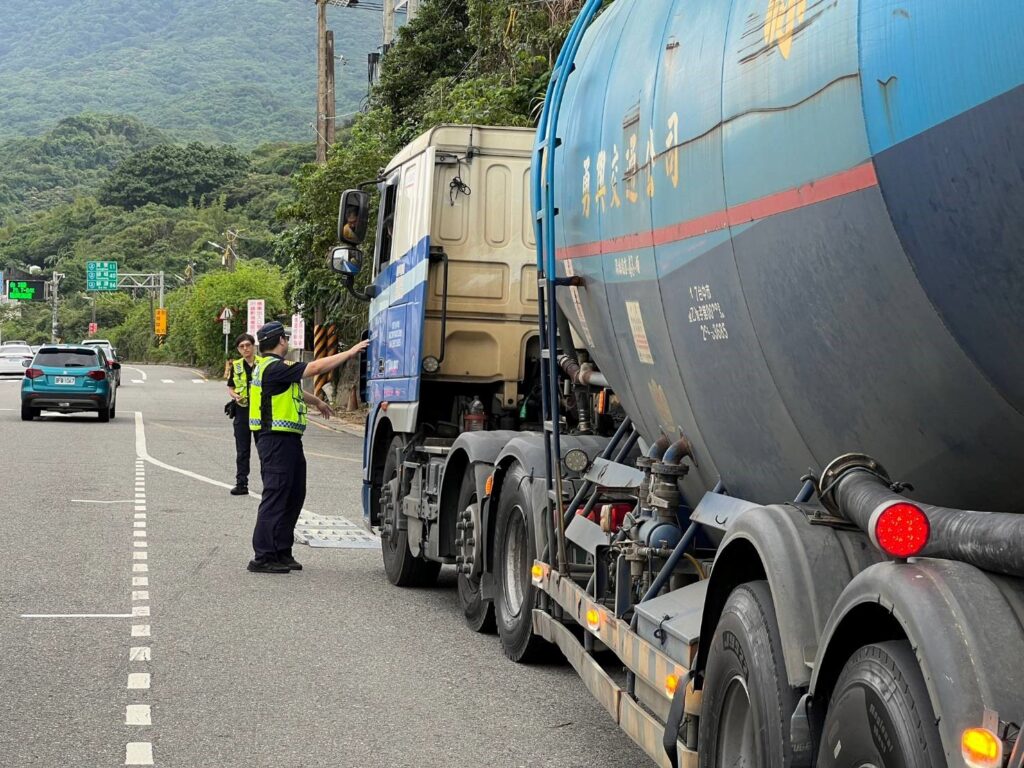 防制臺2線重大車禍 瑞芳警加強大型車違規取締 1 %E4%B8%80 24
