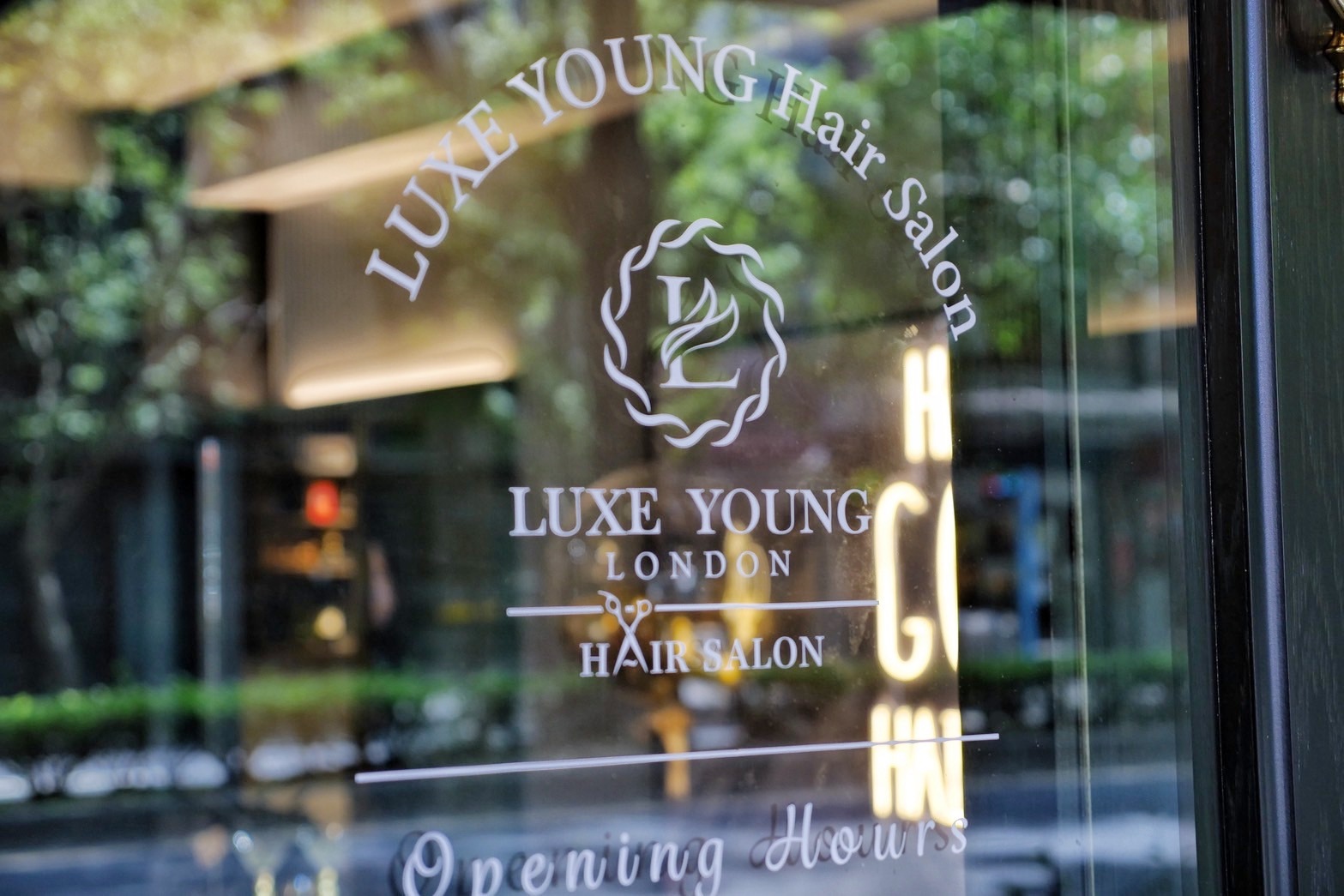 民生社區親子髮廊推薦 LY Hair Salon 跑車座椅剪髮 × 寵物友善 × 微醺體驗 3 ▲LY Hair Salon 民生社區親子髮廊,寶寶剪髮儀式感體驗,讓孩子第一次剪髮不哭鬧,爸媽輕鬆留住成長回憶。(圖/LY Hair Salon/提供)
