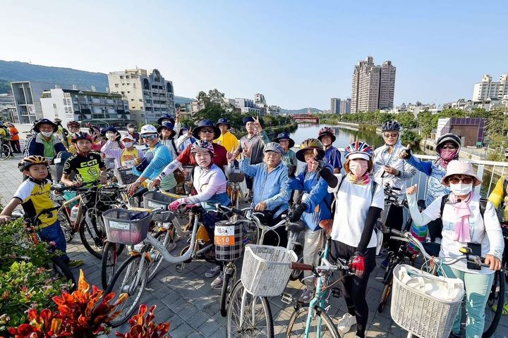 變裝騎乘單車,遨遊左營舊城。 圖:高雄市政府觀光局/提供