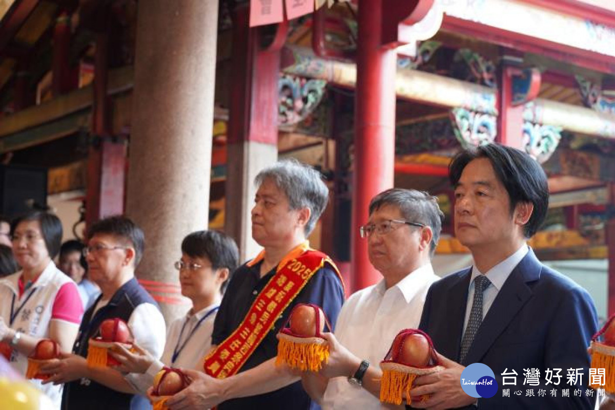 褒忠亭義民廟祭祀大典獻果。