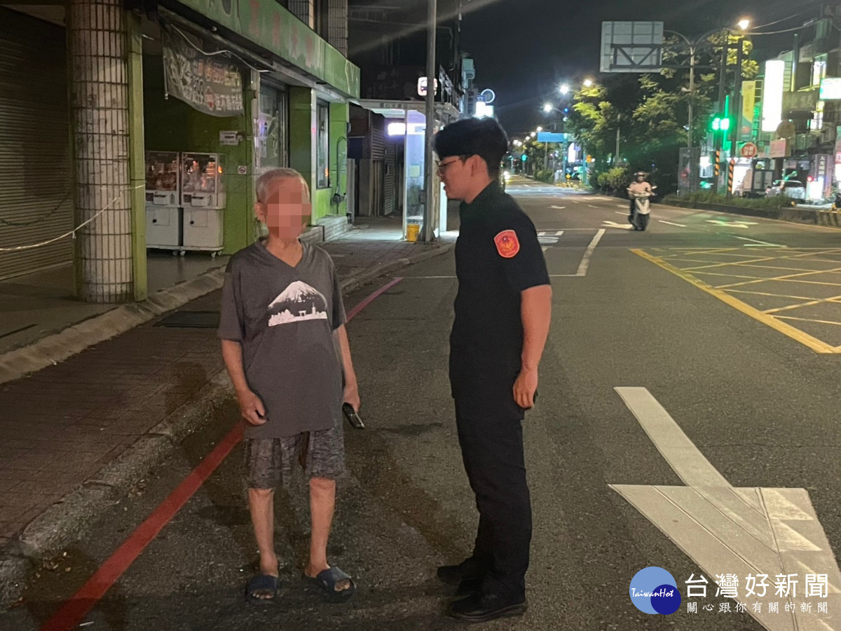 失智老翁深夜迷途，楊梅警即刻尋獲助返家。