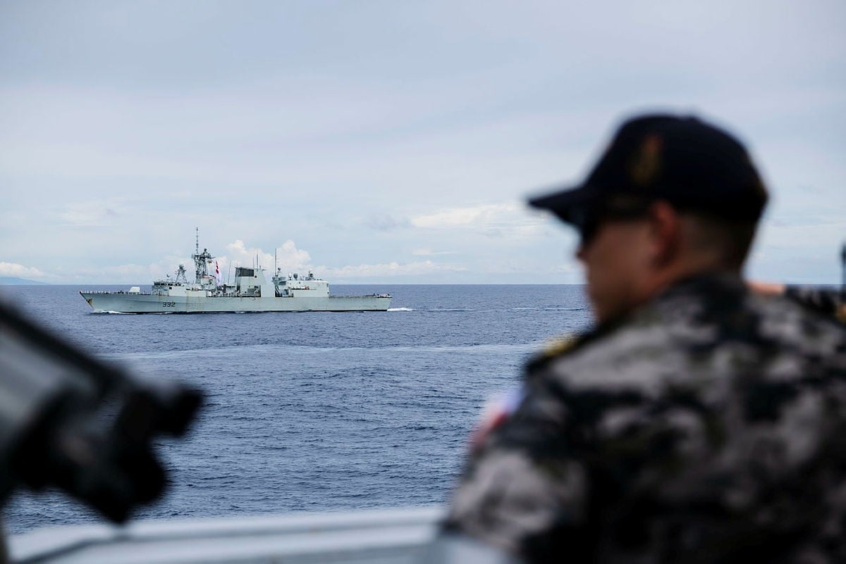 加拿大軍艦魁北克號(前方軍艦)和澳洲軍艦一起通過台灣海峽。翻攝澳洲國防部