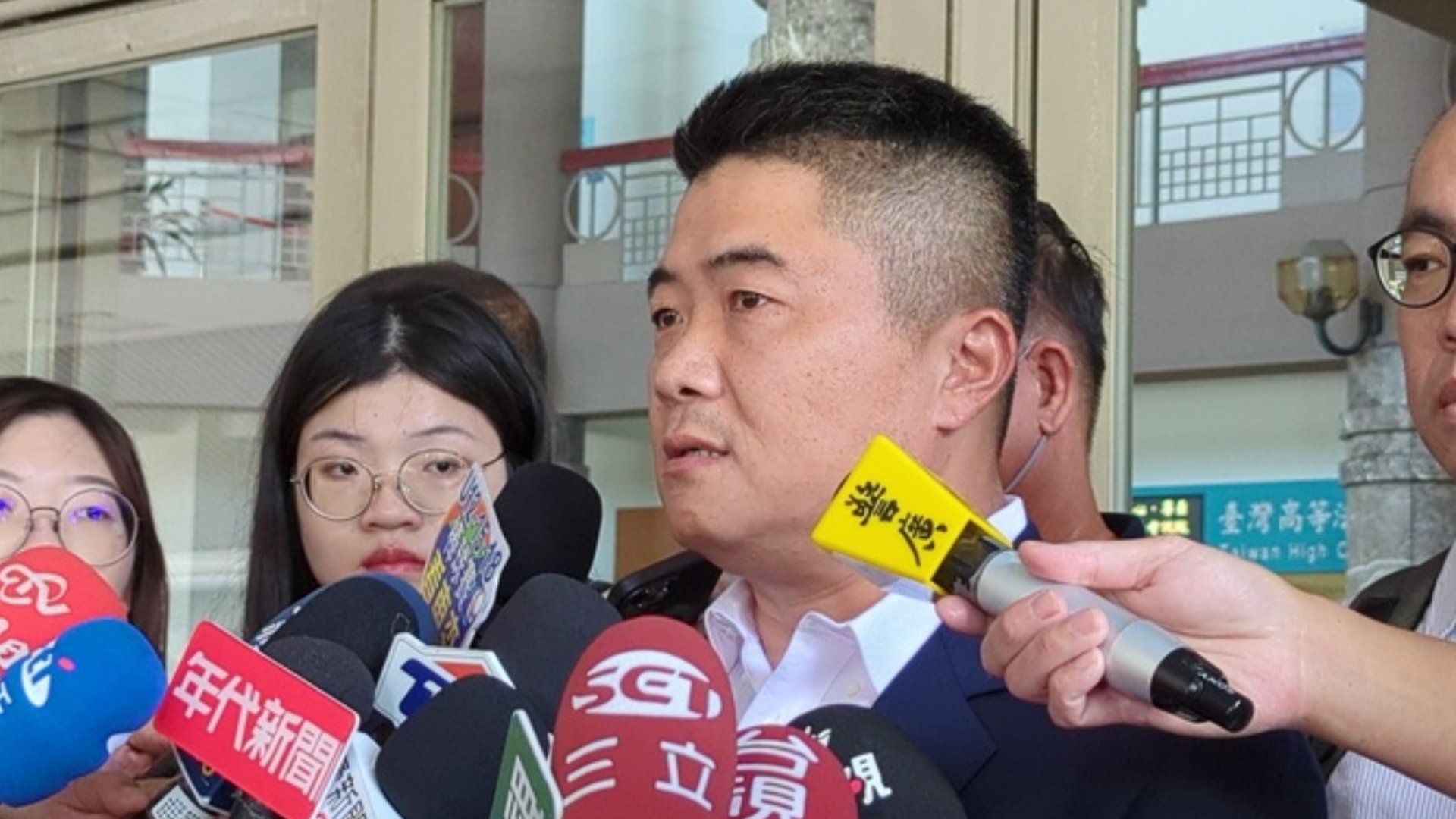 顏寬恒(前右2)遭控詐領助理費案等,二審11日駁回上訴、維持原判,他表示無法接受。中央社