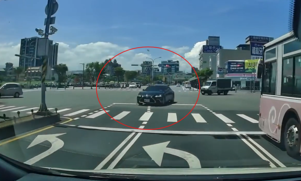 宜蘭羅東驚見逆向黑車-衝進左轉車道-網友笑：自主調撥車道