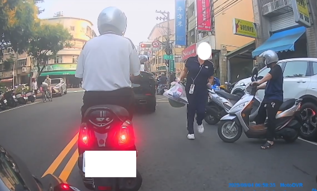 丟垃圾最大?潭子自私女駕駛為丟垃圾路中違停-網友怒批厚臉皮、目中無人