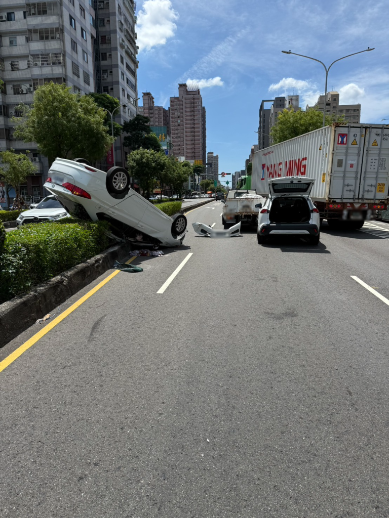 高雄民族路驚魂!白色轎車翻覆四輪朝天-三車連環撞一人傷
