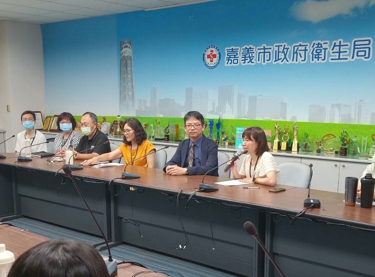 江金星主任檢察官(右2)針對公務員在職務範圍內,深入說明「便民」措施與非法「圖利」行為兩者的區別,讓公務員理解圖利與便民的差異。(圖/嘉義地檢署提供)