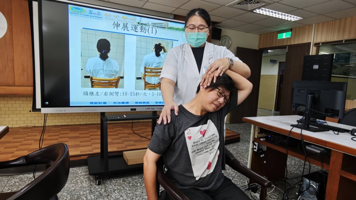 朴子醫院為照顧員工健康,舉辦「守護你的筋骨健康:擺脫五十肩與下背痛的關鍵技巧」健康講座。(圖/朴子醫院提供)