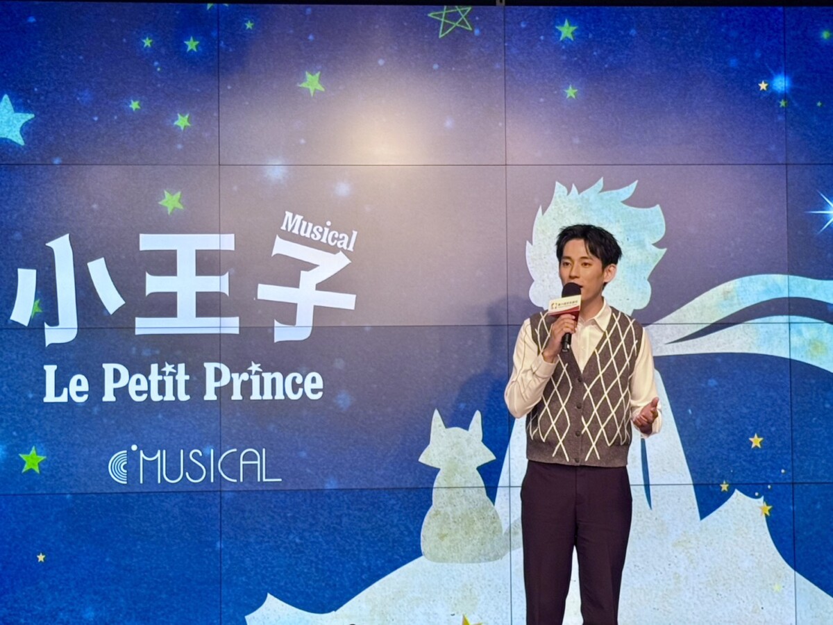 ▲記者會現場徐鈞浩獻唱劇中選曲〈我唯一的花〉。(圖/記者顏淑娟攝)