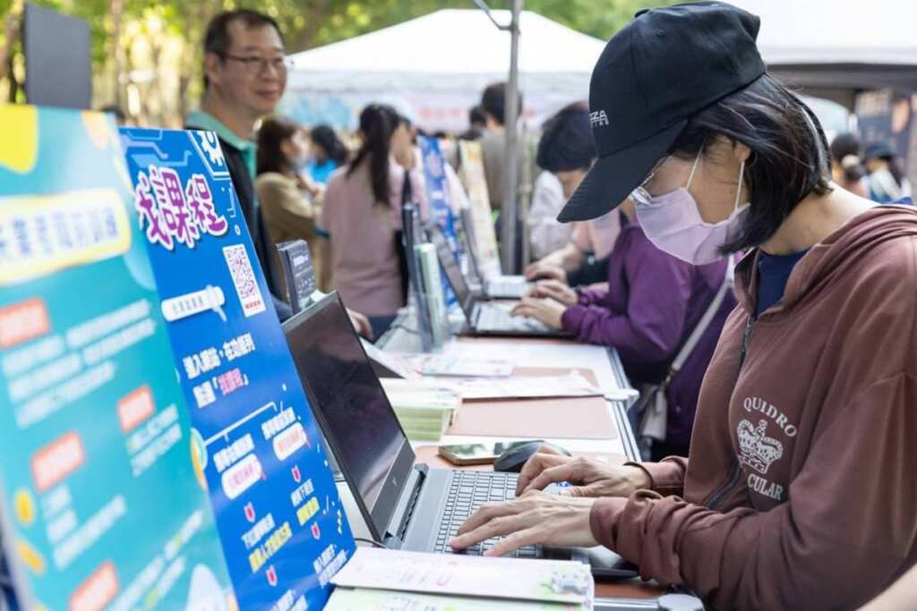 ▲民眾在活動會場運用台灣就業通找課程(歷史照片/中彰投分署提供)