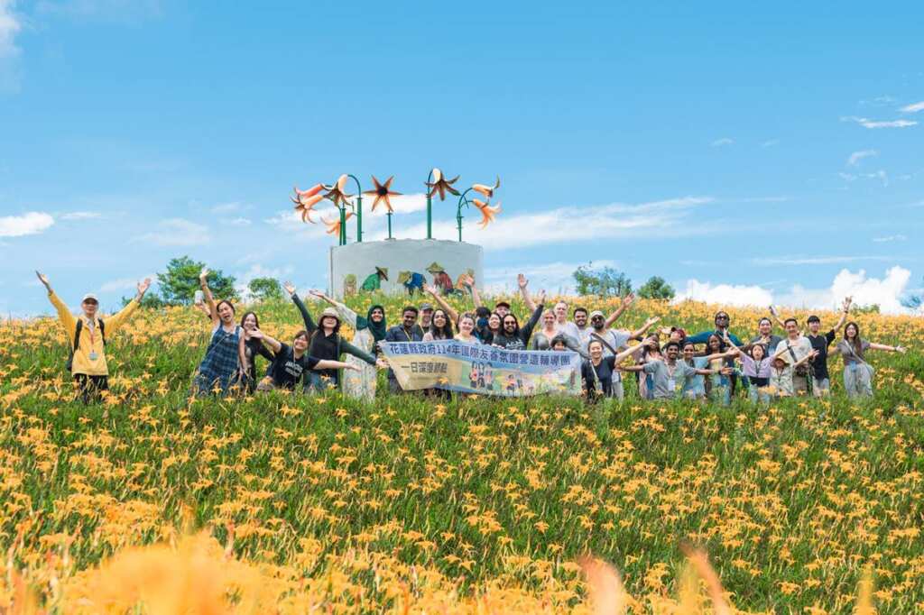 ▲花蓮縣政府營造國際友善環境,邀請13國23位國際友人走進農村,慢旅體驗金針花與鳳梨魅力。