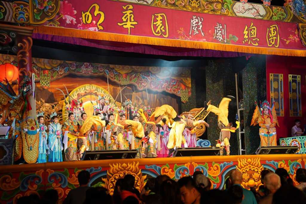 ▲新竹縣義民祭邀明華園，戲劇煙火點亮關西夜空。