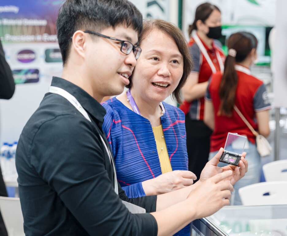▲南科管理局鄭秀絨局長與廠商現場互動關注技術研發。