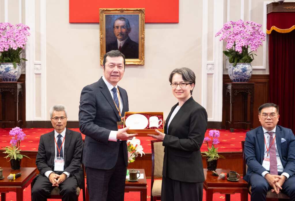 ▲奇美醫療財團法人奇美醫院林宏榮院長代表獲獎企業接受蕭副總統頒獎表揚。