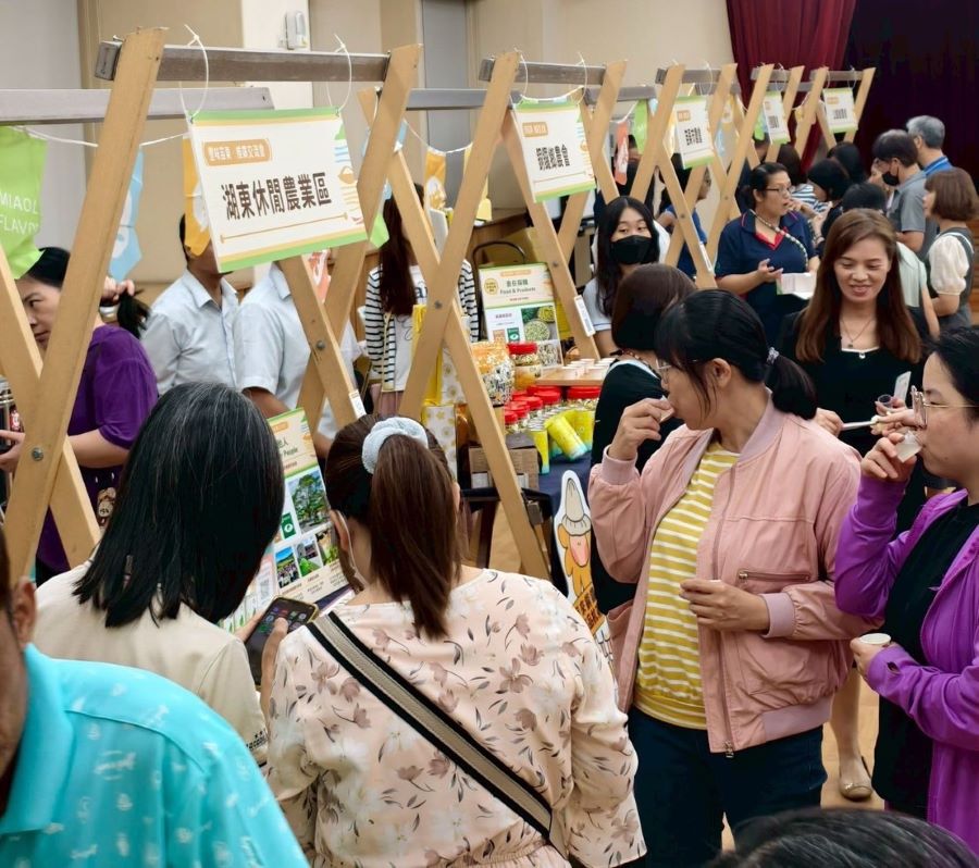 苗栗縣府帶領「豐味苗栗」夥伴到竹科辦推廣會,並針對茂林畜牧場動物福利蛋、湖東休區柚香凍飲與綠色旅遊,推出竹科企業限定專案。(圖/苗栗縣政府)