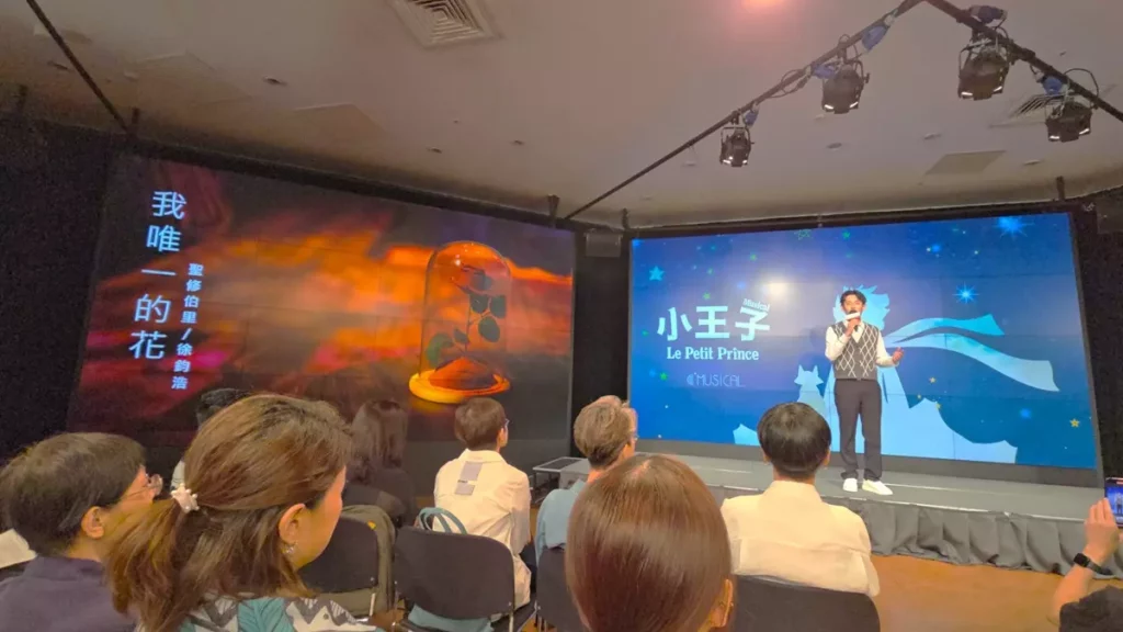 C MUSICAL韓國授權音樂劇《小王子》飾演聖修伯里的徐鈞浩,除現場朗讀作品外,並深情獻唱〈我唯一的花〉。(圖/陳惠玲攝影)