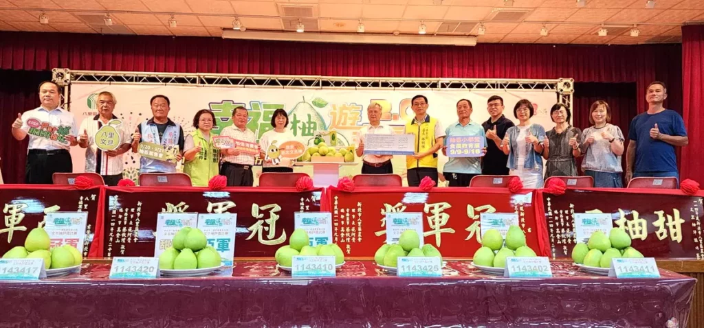 第34屆八里區文旦柚暨第九屆幸福果饌高品質文旦柚評鑑長官貴賓合照。(圖/八里區農會提供)