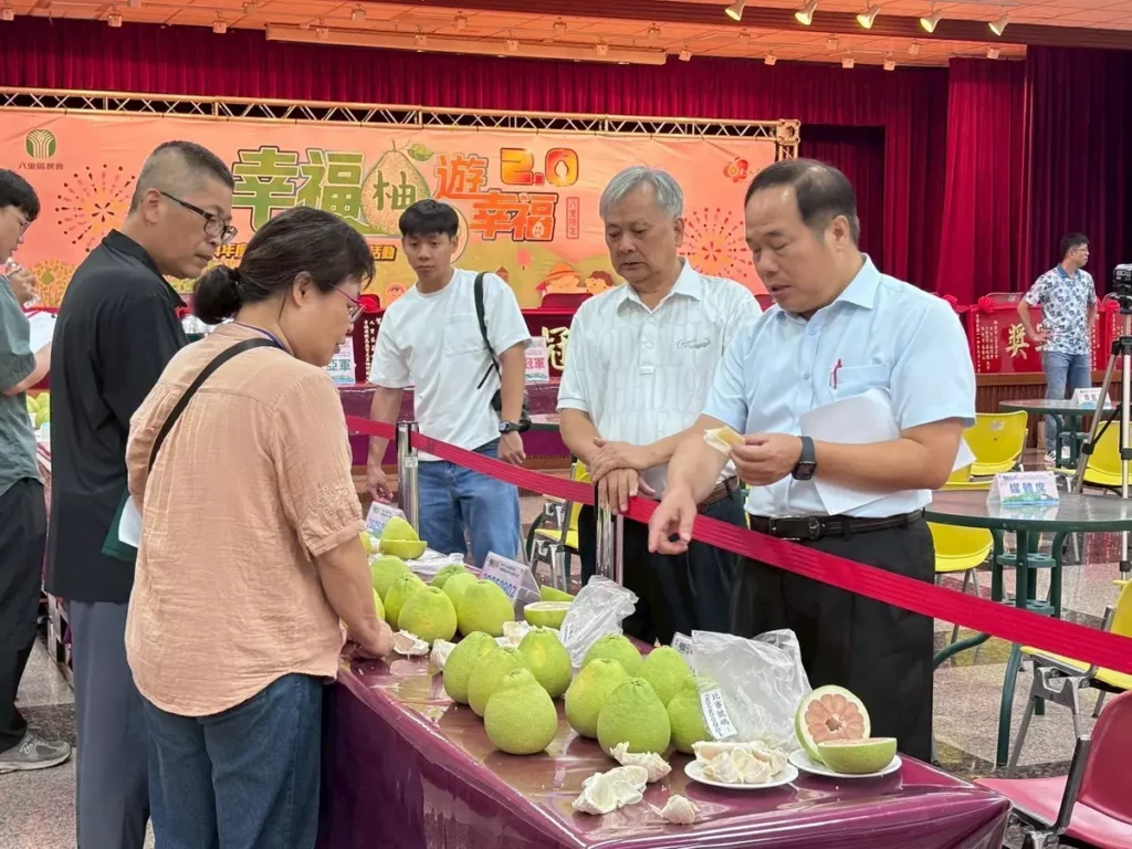八里文旦柚現場評審和貴賓。(圖/八里區農會提供)
