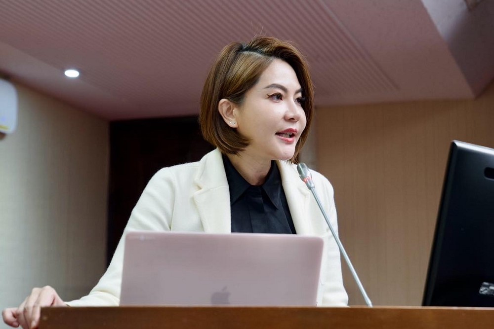美濃「大峽谷」現蹤 陳菁徽轟中央放水縱容盜採砂石 220 美濃「大峽谷」現蹤 陳菁徽轟中央放水縱容盜採砂石 219