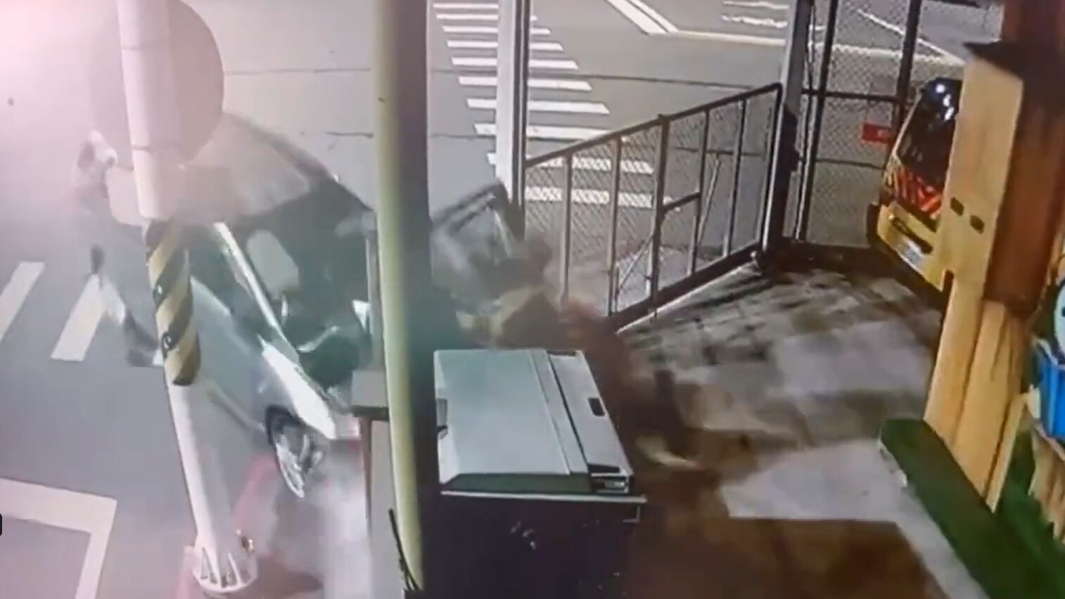 休旅車失控高速自撞幼兒園圍牆 駕駛送醫不治車上發現毒品咖啡包 212 休旅車失控高速自撞幼兒園圍牆 駕駛送醫不治車上發現毒品咖啡包 211