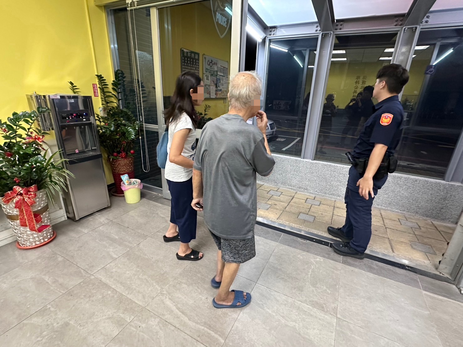 失智翁深夜徘徊火車站 楊梅警靠「這物」助他返家 S 76243018 0