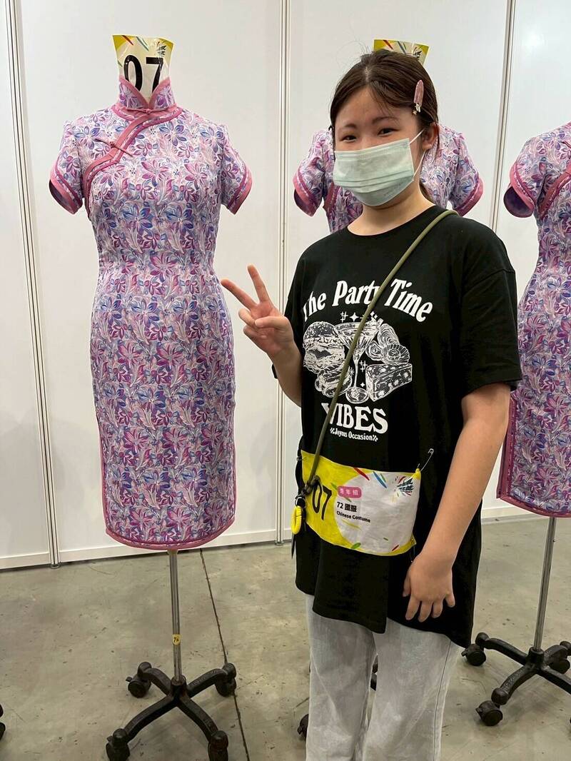 桃園學子全國技能競賽表現優異 背後努力故事曝 13.中壢家商董謙霈同學和比賽作品合影 0