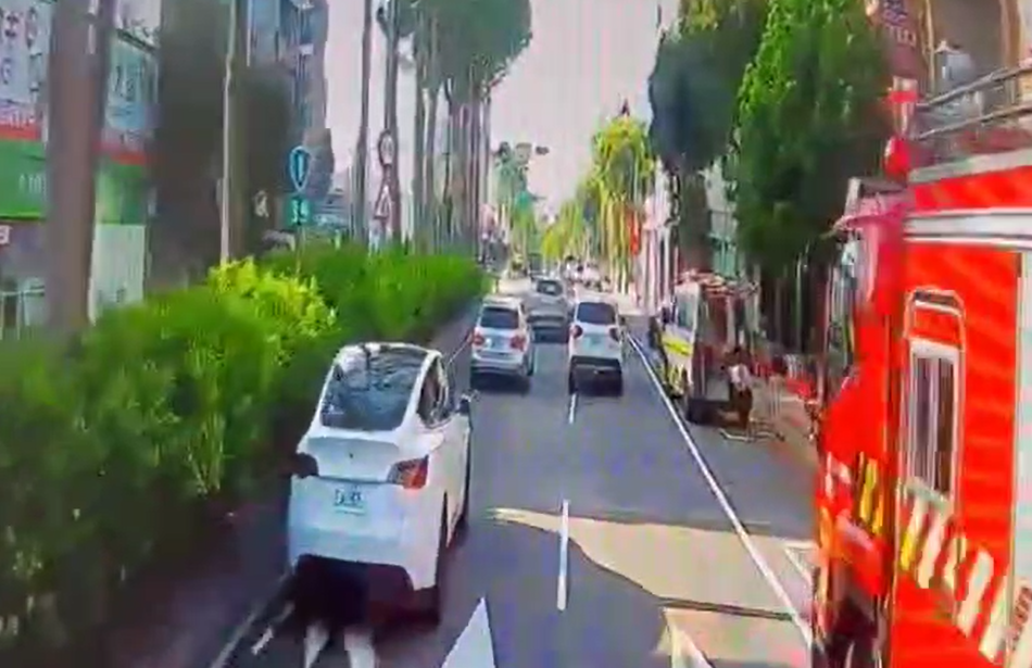 平鎮清晨驚傳火警 燃燒電動自行車、小客車 11152554