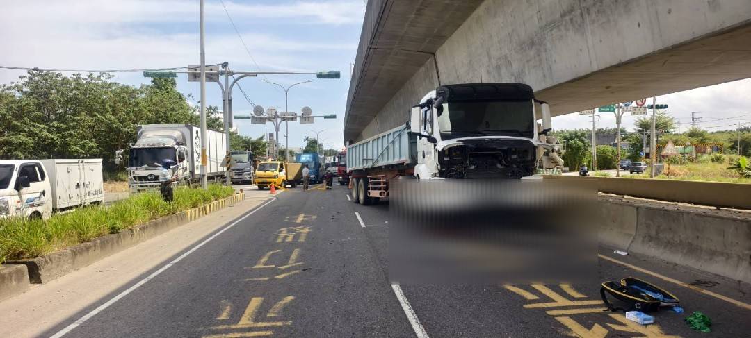 【有片】疑違規轉彎遭曳引車猛撞 82歲騎士、乘客送醫不治 683238