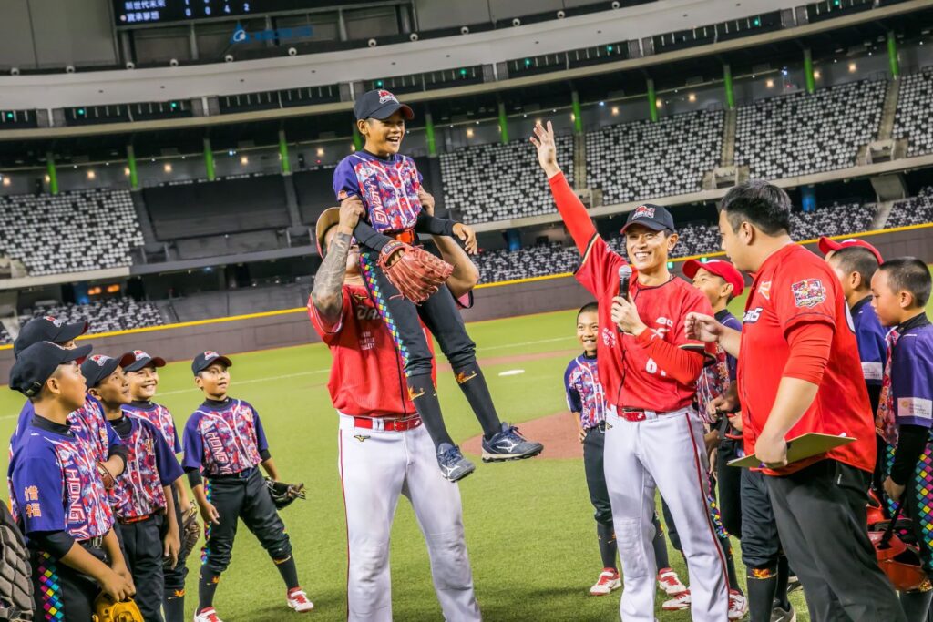 遠雄文教公益基金會2024年首度促成台東紅葉少棒隊與味全龍職棒球員混合慈善公益賽，小球員以正式選手身份登上大巨蛋。（圖/遠雄文教公益基金會提供）