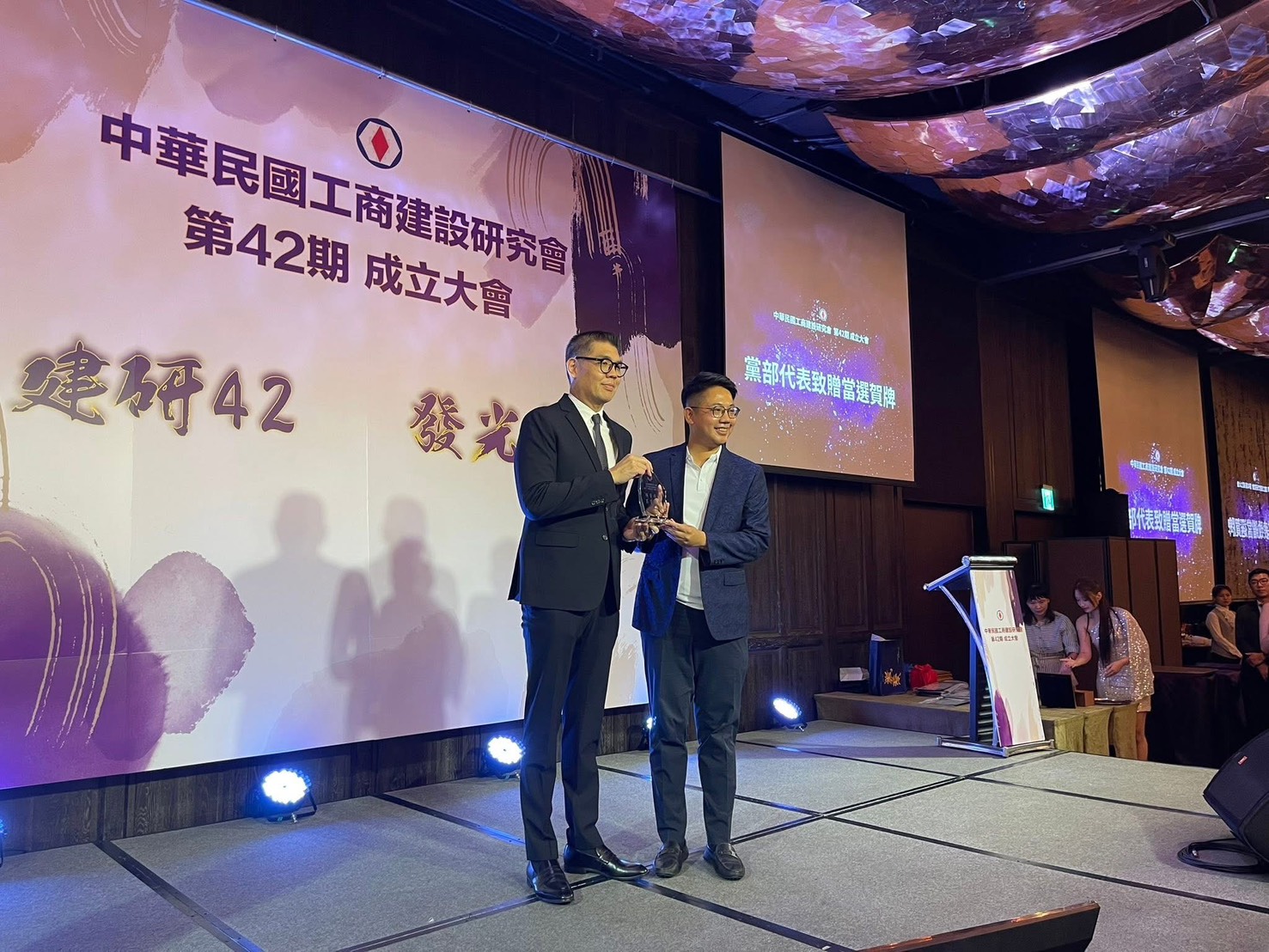 國民黨副主席連勝文出席見證立勤國際法律事務所林鼎鈞律師正式接任第42期聯誼會首任會長。(圖/記者翻攝)