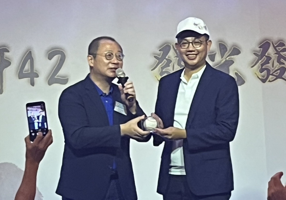 前中華職棒會長吳志揚贈送林鼎鈞會長簽名棒球。(圖/記者翻攝)