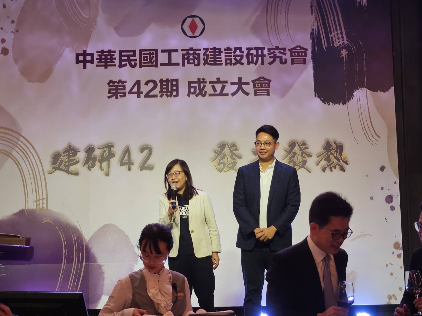 台北市副市長林奕華為林鼎鈞律師正式接任第42期聯誼會首任會長送上祝福。(圖/記者翻攝)