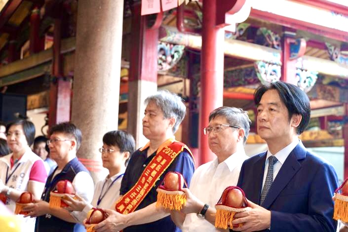 賴清德總統與眾嘉賓手持供品，虔誠向義民爺致敬，展現慎重氛圍。 （圖/記者林照東翻攝）
