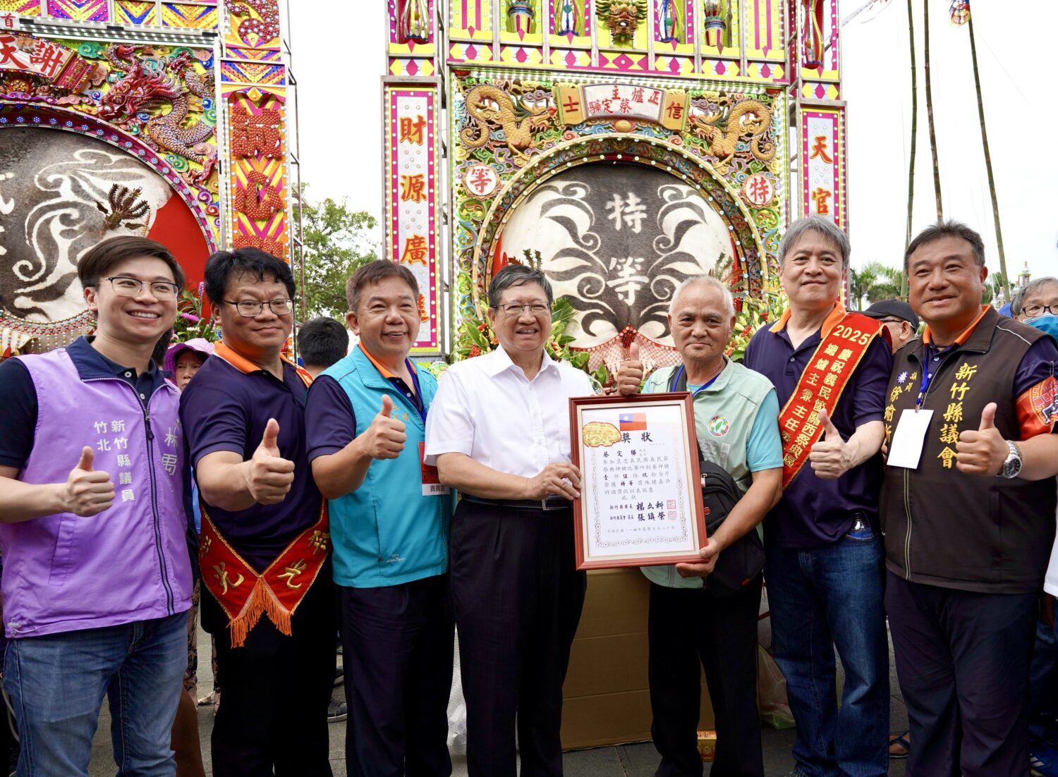 最受矚目的傳統活動「賽神豬神羊比賽」熱鬧登場，共有24頭神豬及7隻神羊參賽。（圖/記者林照東翻攝）