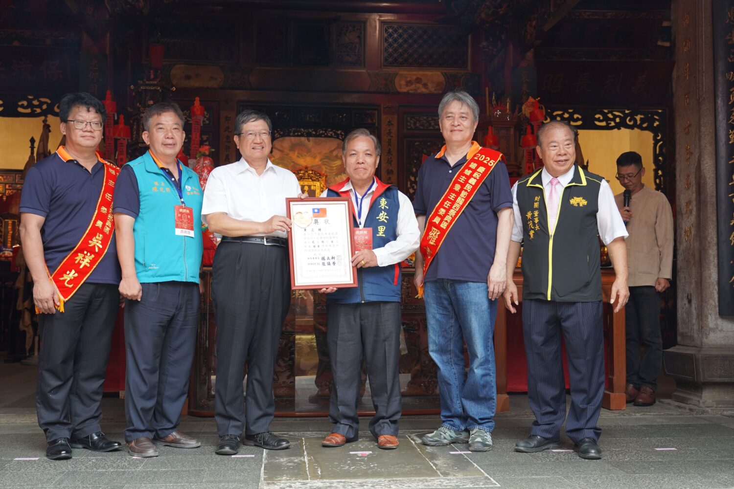 神羊則由黃進財信士（右三）飼養，以羊角長達2尺8寸5分奪下特等獎，得主與縣府長官合影，彰顯傳統文化特色。（圖/記者林照東翻攝）
