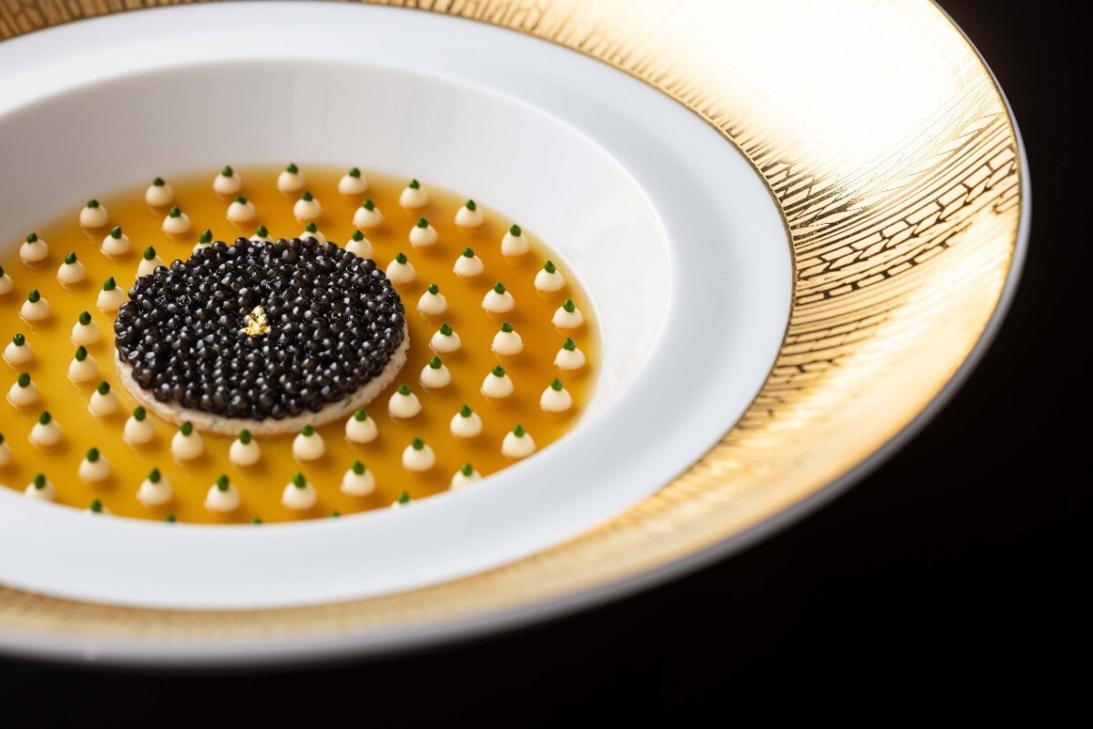 ▲象徵 Joël Robuchon 的招牌料理之一:「法國 索洛涅產魚子醬 Joël Robuchon 風格」。底層鋪上甲殼類高湯凍,上層以花椰菜奶醬與蟹肉沙拉再佐以魚子醬,成就一道極致之作。©Joël Robuchon