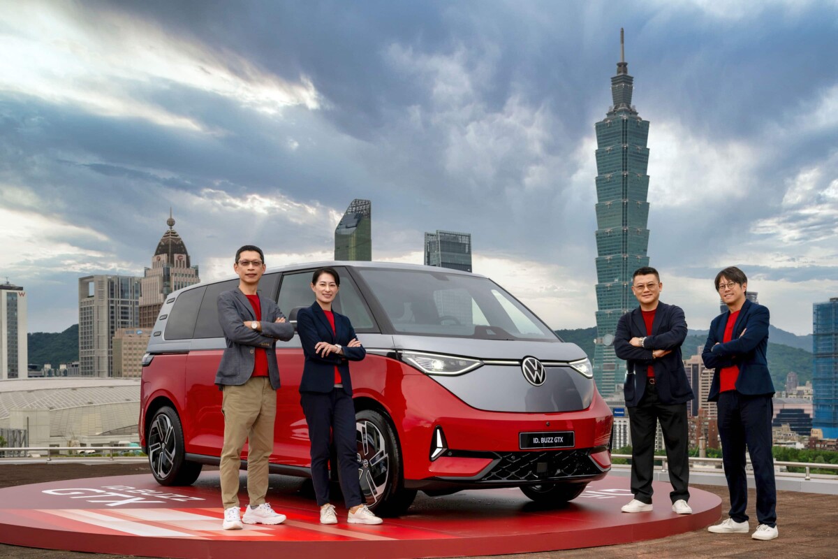 ▲台灣福斯商旅發表ID. Buzz GTX 7人電旅車上市,(左至右)售後服務處長林黎烈、總裁巫詩棻、銷售處長陳顯隆、台灣福斯商旅行銷處長丁維翰活動合影