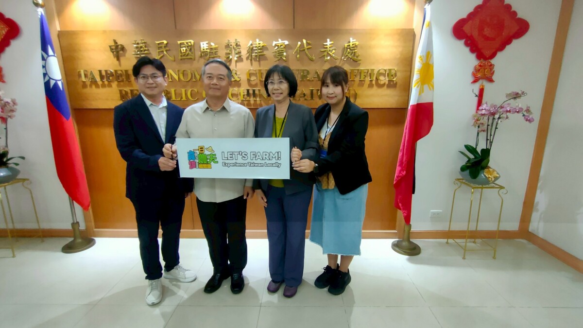 ▲拜會外交部駐菲律賓臺北經濟文化辦事處(TECO),與周民淦大使(左2)合影 上圖右:與外交部駐菲律賓臺北經濟文化辦事處(TECO)楊登仕公使(右)洽談。