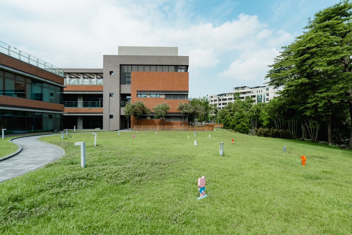 ▲高雄永慶尖端癌症醫療中心後方草地