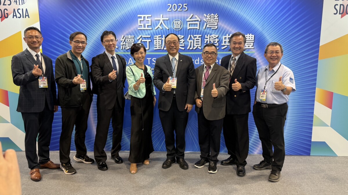 ▲觀光署前署長周永暉暨所屬單位領獎代表。